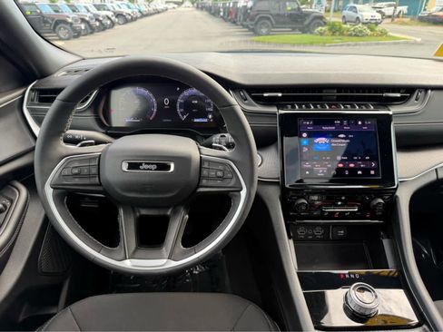 Used 2025 Jeep Grand Cherokee Laredo X w/ Luxury Tech Group I AWD/4WD image 13