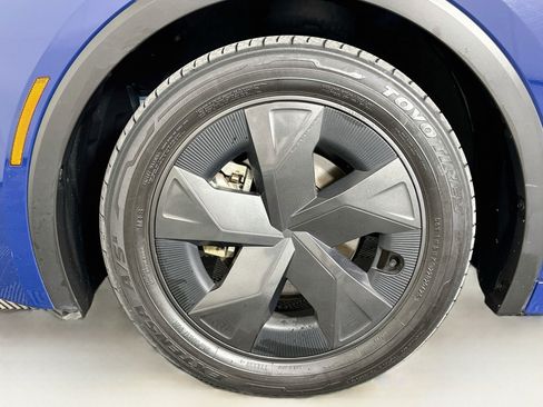 Used 2025 Toyota Prius LE FWD image 11