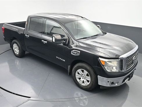 Used 2017 Nissan Titan SV image 34