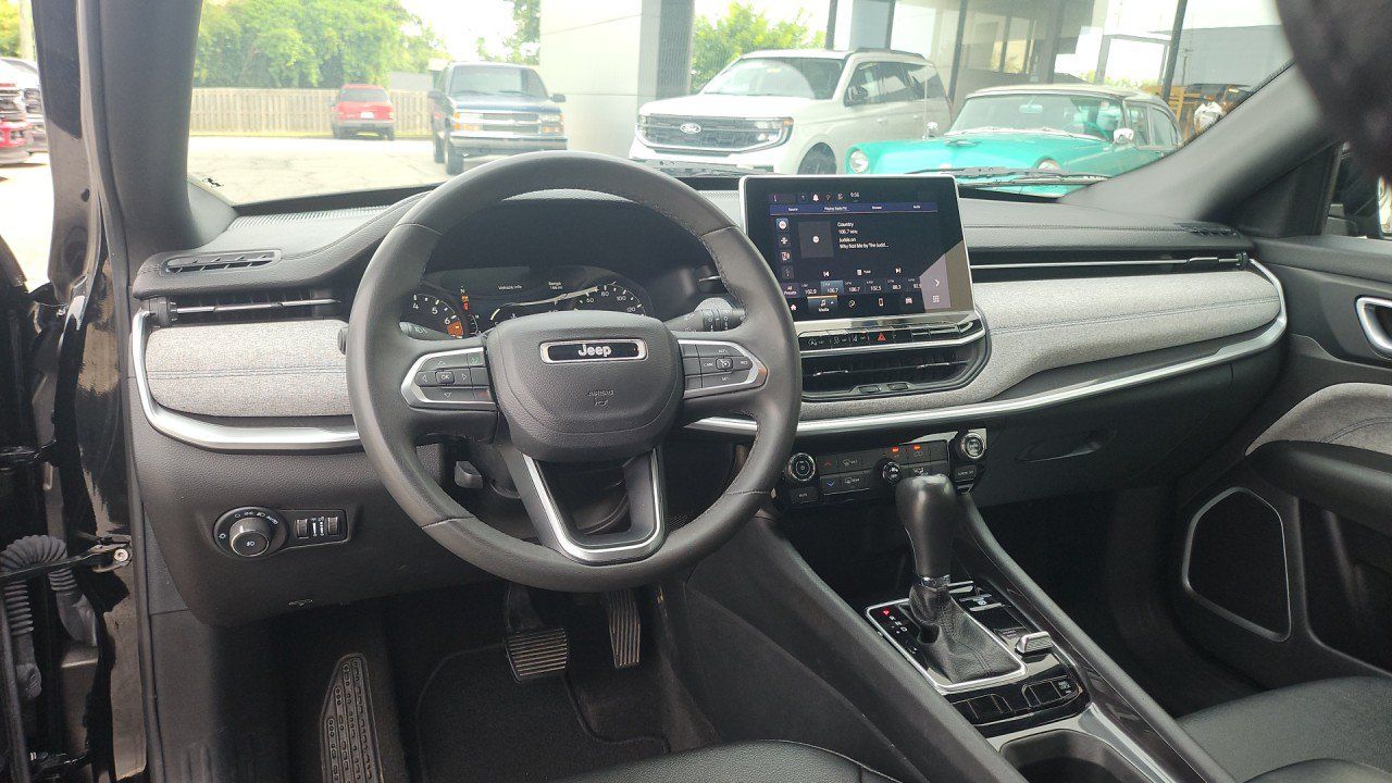 Used 2024 Jeep Compass Latitude AWD/4WD image 14