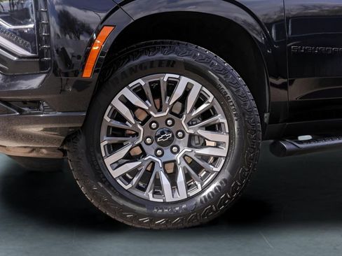 Used 2025 Chevrolet Suburban Z71 image 4