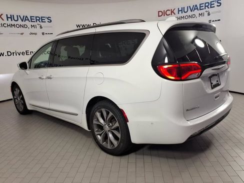 Used 2019 Chrysler Pacifica Limited w/ Tire & Wheel Group FWD image 6