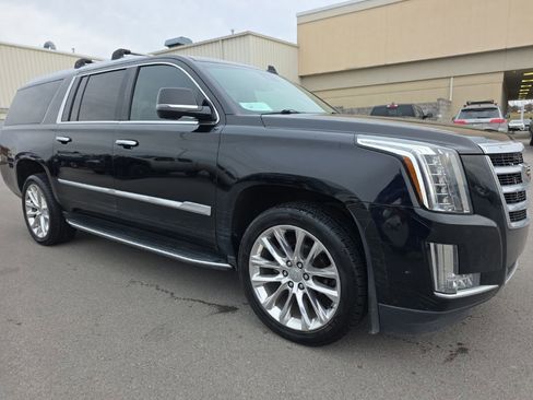 Used 2018 Cadillac Escalade ESV Luxury image 3