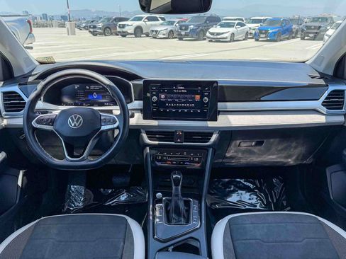 Used 2025 Volkswagen Taos SE FWD image 12