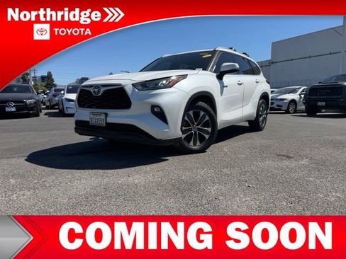 Used 2020 Toyota Highlander XLE FWD image 3
