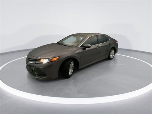Used 2020 Toyota Camry LE image 8