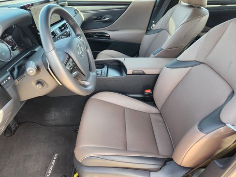 Used 2025 Lexus ES 300h w/ Premium Package image 17