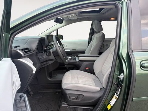 Used 2025 Toyota Sienna LE w/ LE Plus Package AWD/4WD image 9