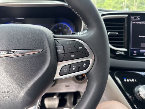 Used 2023 Chrysler Pacifica Touring-L FWD image 29