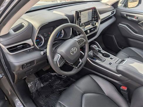 Used 2021 Toyota Highlander XLE image 10