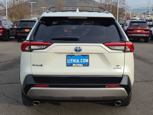Used 2022 Toyota RAV4 SE image 13