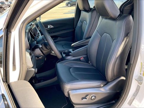 New 2026 Chrysler Pacifica Select image 9