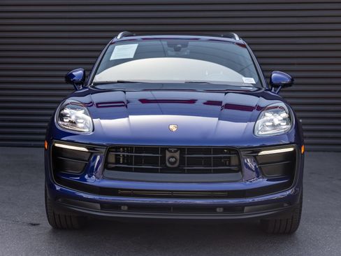 Certified 2026 Porsche Macan AWD/4WD image 7