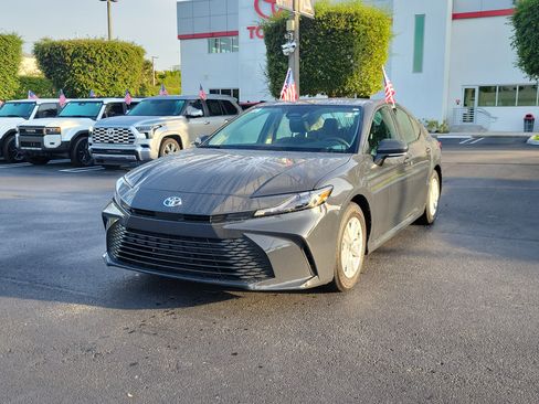 Used 2025 Toyota Camry LE w/ Convenience Package FWD image 5