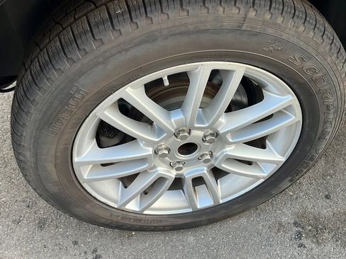 Used 2010 Land Rover Range Rover HSE image 17