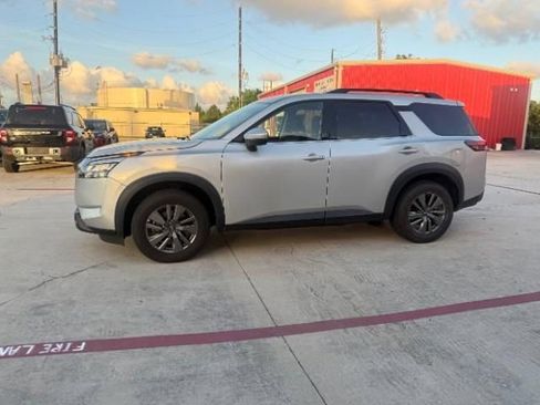 Used 2025 Nissan Pathfinder SV FWD image 6