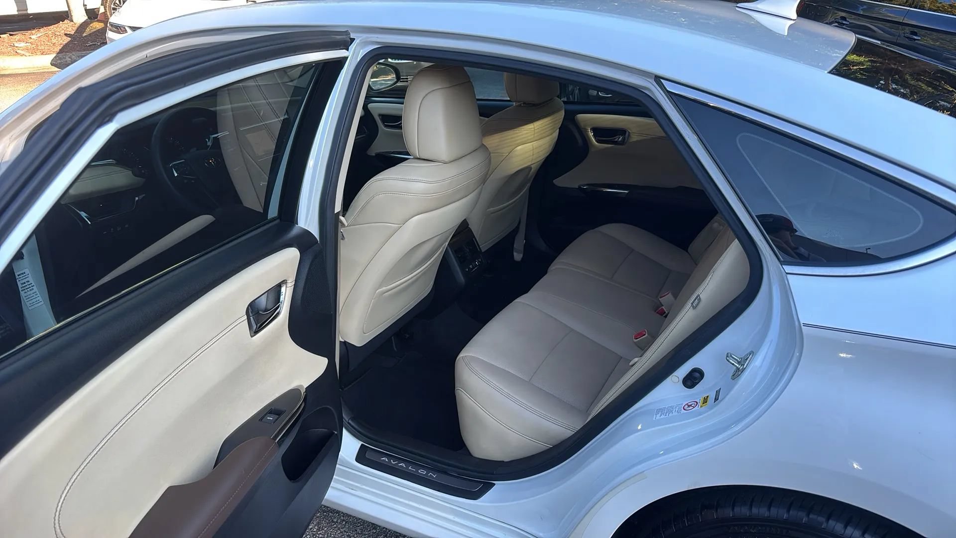 Used 2013 Toyota Avalon Limited w/ Technology Pkg FWD image 19