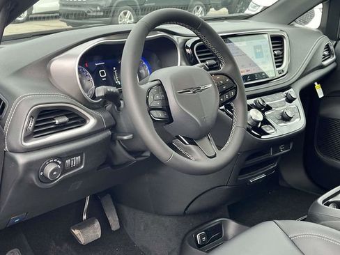 New 2026 Chrysler Pacifica Select image 9
