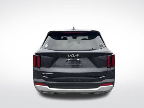 Used 2025 Kia Sorento LX image 3