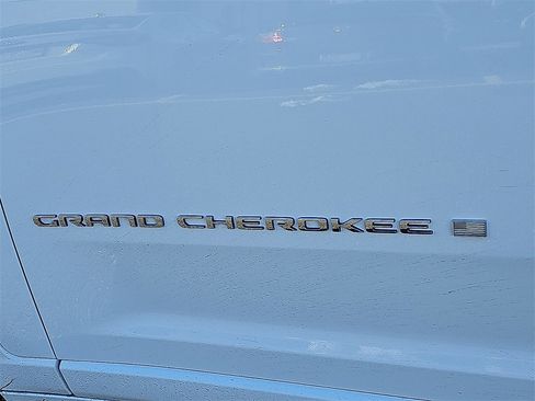 Used 2022 Jeep Grand Cherokee Overland image 36