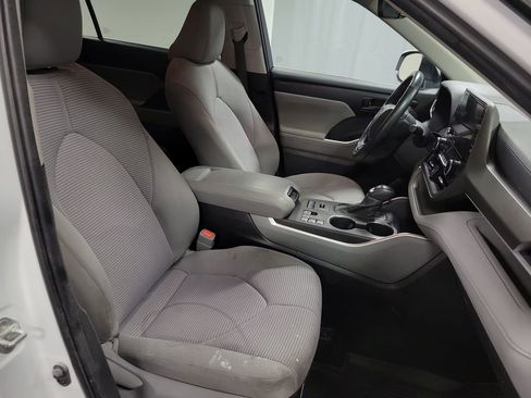 Used 2023 Toyota Highlander LE image 27