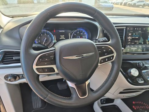Used 2023 Chrysler Pacifica Touring-L FWD image 14