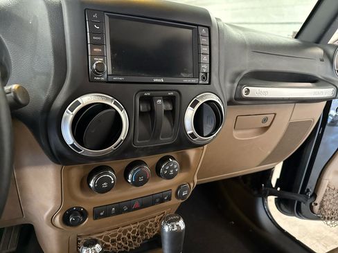 Used 2015 Jeep Wrangler Rubicon w/ Power Convenience Group AWD/4WD image 14