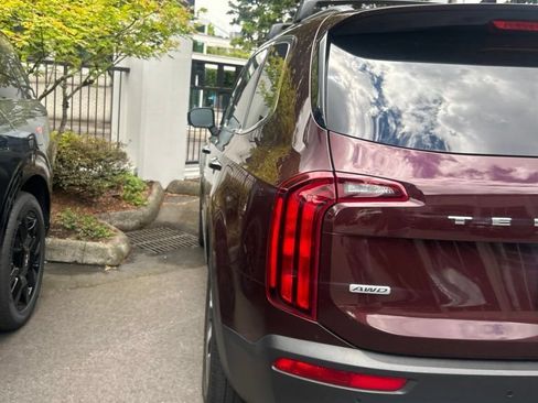 Used 2020 Kia Telluride S w/ S 8 Passenger Seating Package AWD/4WD image 3