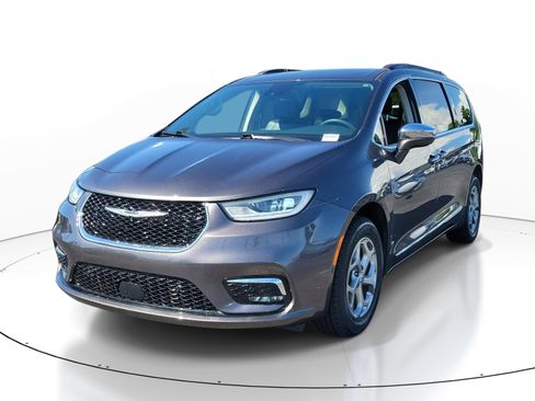 Used 2022 Chrysler Pacifica Limited AWD/4WD image 3