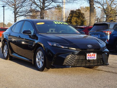 Used 2025 Toyota Camry LE image 3