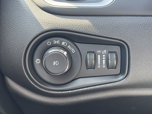 Used 2020 Jeep Renegade Latitude w/ Cold Weather Group AWD/4WD image 25