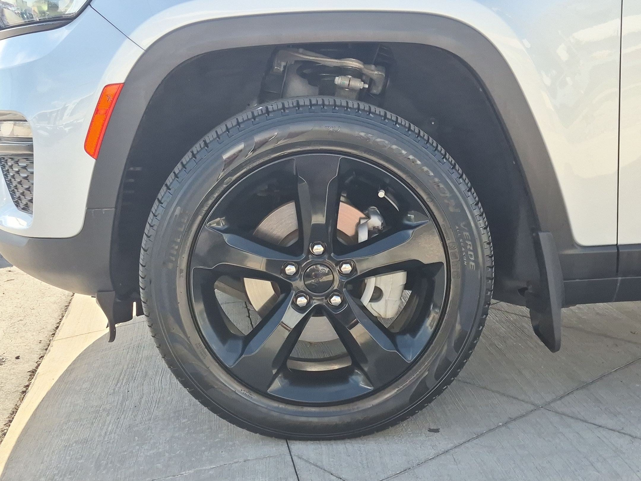 Used 2024 Jeep Grand Cherokee Limited w/ Black Appearance Package AWD/4WD image 13