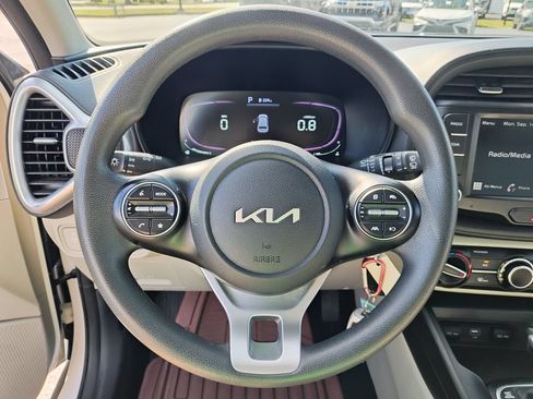 Used 2023 Kia Soul LX w/ LX Technology Package FWD image 17