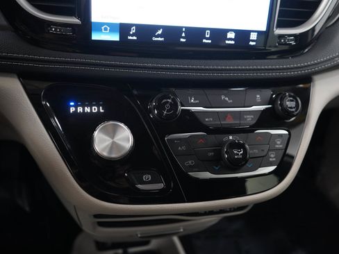 Used 2024 Chrysler Pacifica Limited FWD image 25