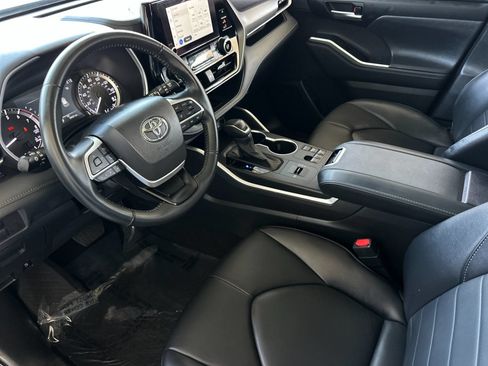 Used 2024 Toyota Highlander XLE FWD image 9