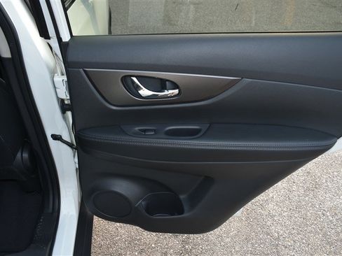 Used 2015 Nissan Rogue SV w/ SV Premium Package AWD/4WD image 27