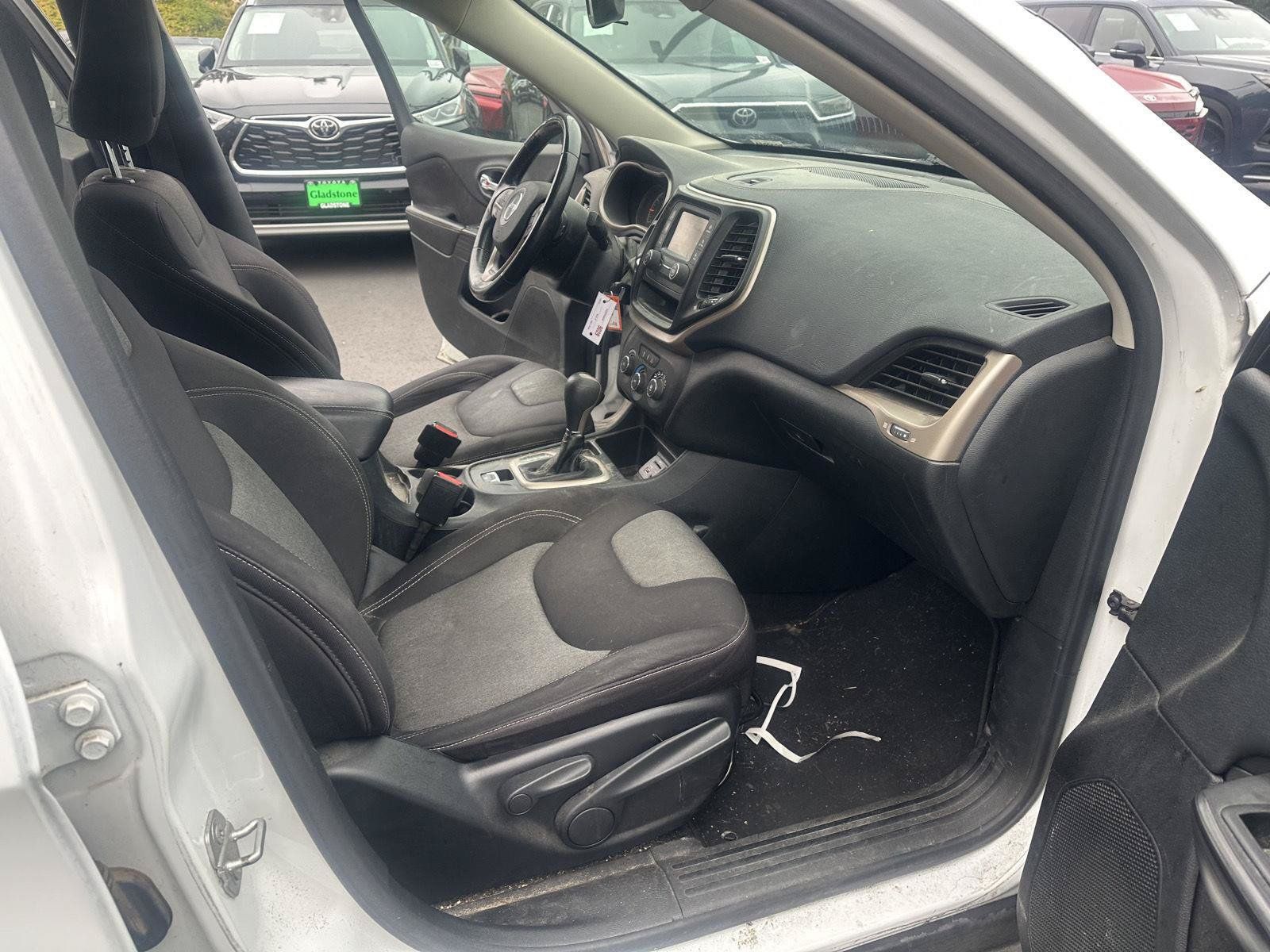Used 2015 Jeep Cherokee Sport FWD image 12