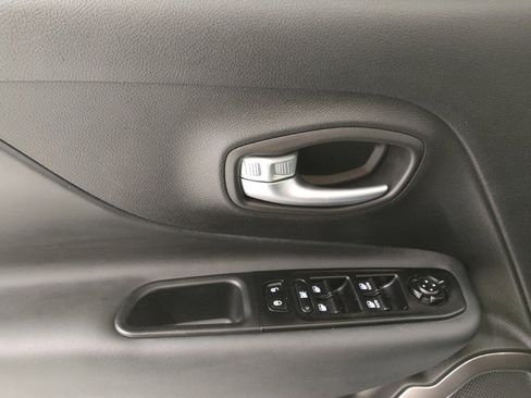Used 2022 Jeep Renegade Latitude AWD/4WD image 27