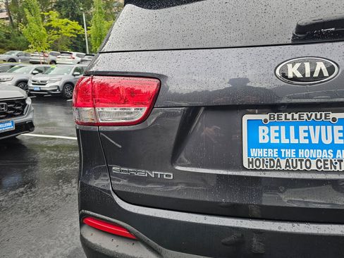Used 2017 Kia Sorento FWD image 16