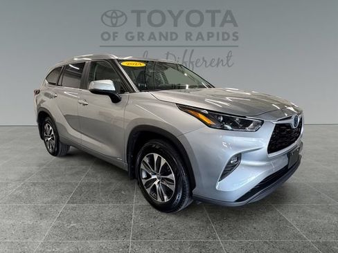 Certified 2024 Toyota Highlander XLE AWD/4WD image 1