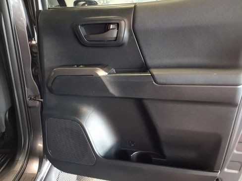 Used 2017 Toyota Tacoma TRD Sport image 9