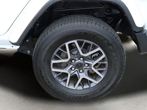 Used 2025 Jeep Wrangler Unlimited Sahara AWD/4WD image 9