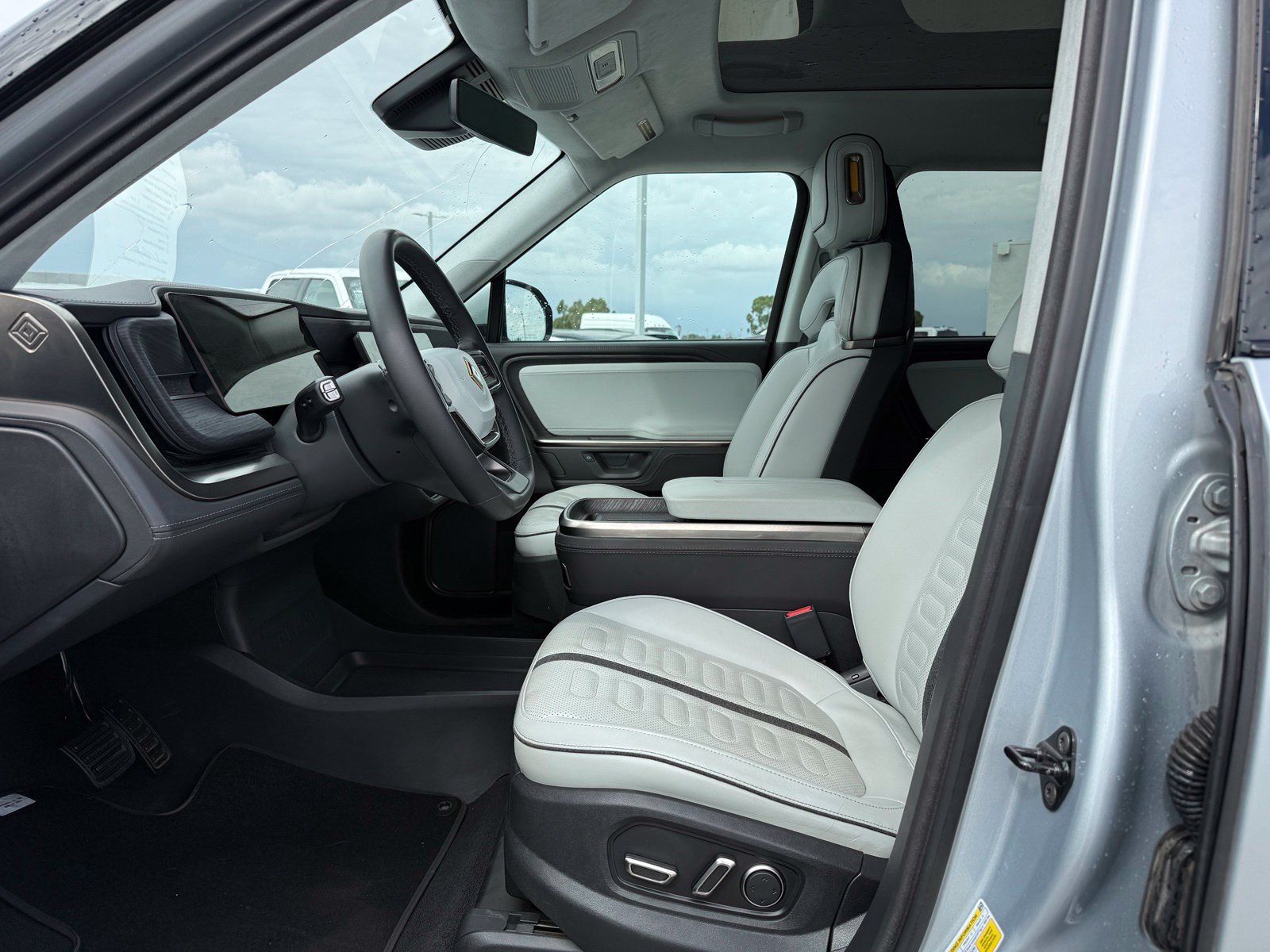 Used 2025 Rivian R1S Adventure Dual AWD/4WD image 5