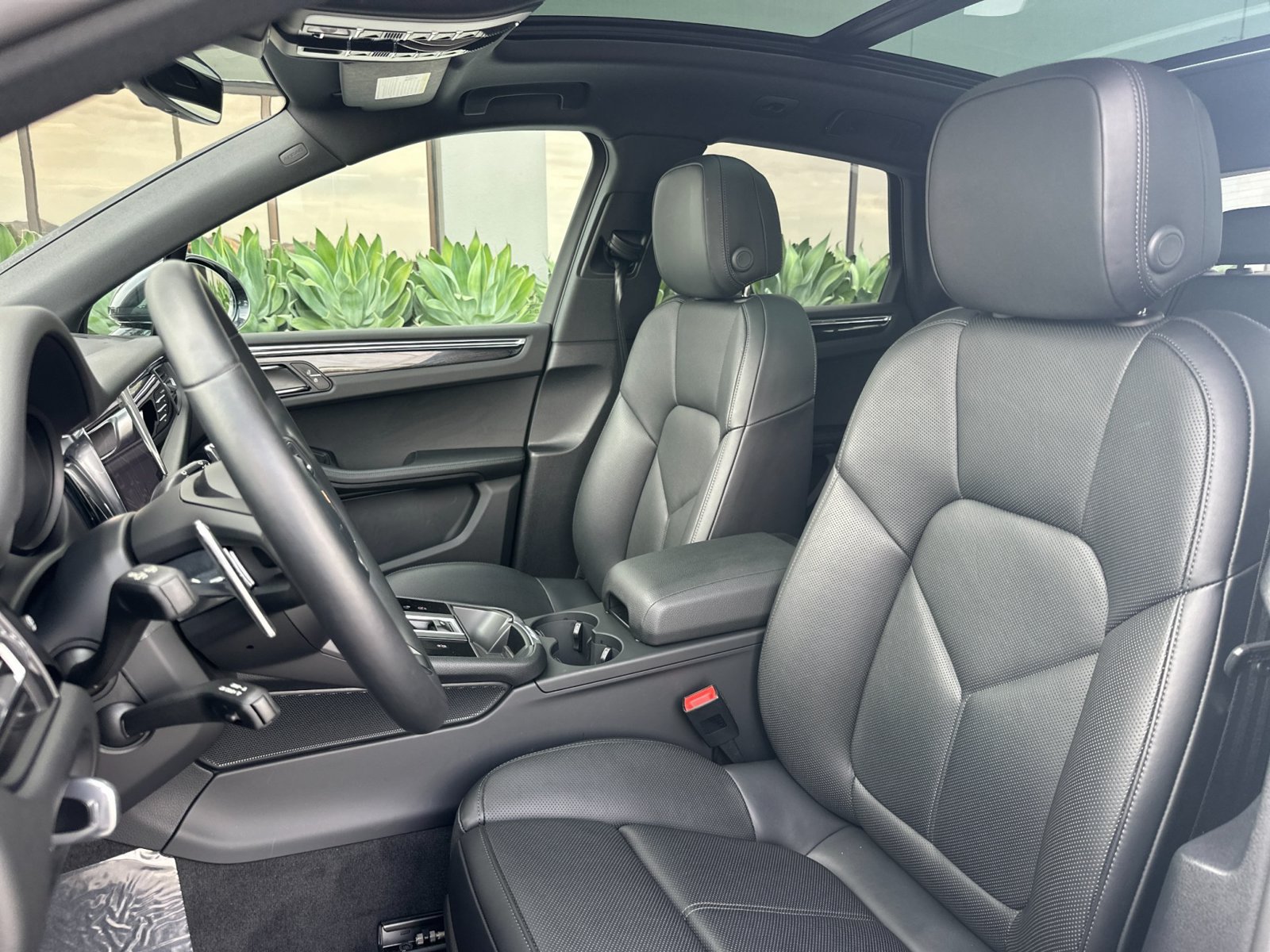 Certified 2026 Porsche Macan AWD/4WD image 6