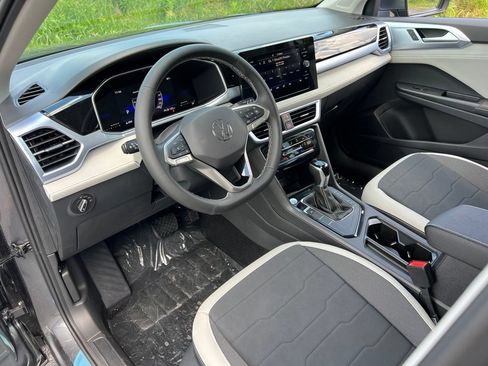 New 2026 Volkswagen Taos SE FWD image 15