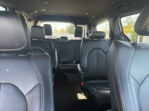 Used 2025 Chrysler Pacifica Select image 22