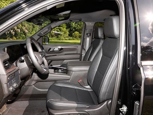 Used 2025 Chevrolet Suburban LS RWD image 12