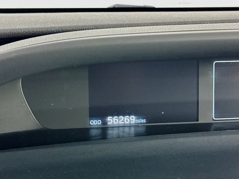 Used 2022 Toyota Prius LE image 18