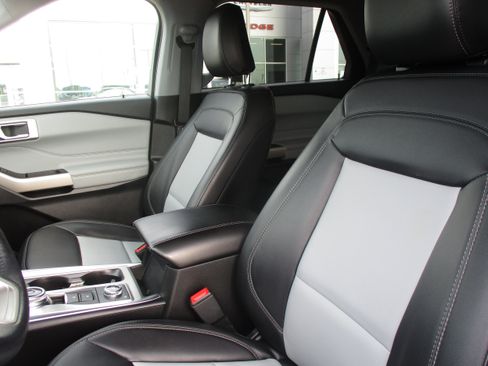 Used 2023 Ford Explorer XLT w/ Equipment Group 202A AWD/4WD image 39