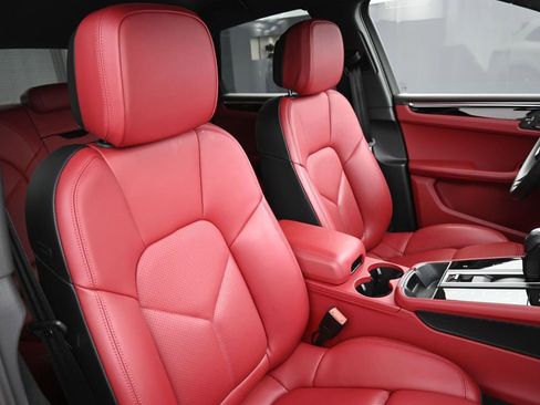 Certified 2025 Porsche Macan image 28